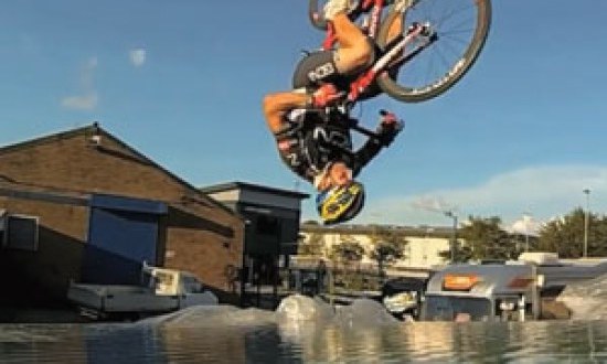 Eίναι τρελοί αυτοί οι ποδηλάτες [VIDEO]