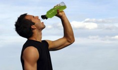 &Eta;&lambda;&epsilon;&kappa;&tau;&rho;&omicron;&lambda;ύ&tau;&epsilon;&sigmaf; ή energy drink &sigma;&tau;&eta;&nu; &pi;&rho;&omicron;&pi;ό&nu;&eta;&sigma;&eta;;