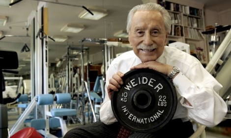 &Tau;&alpha; &mu;&upsilon;&sigma;&tau;&iota;&kappa;ά &tau;&omicron;&upsilon; Joe Weider &gamma;&iota;&alpha; &mu;&iota;&alpha; &upsilon;&gamma;&iota;ή &epsilon;&rho;&omega;&tau;&iota;&kappa;ή &zeta;&omega;ή
