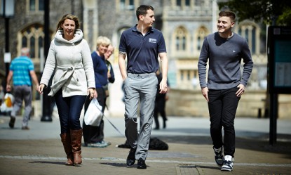 &Pi;ό&sigma;&omicron; &pi;&epsilon;&rho;&pi;&alpha;&tau;&omicron;ύ&nu; &omicron;&iota; &Epsilon;&lambda;&lambda;&eta;&nu;&epsilon;&sigmaf; &kappa;ά&theta;&epsilon; &mu;έ&rho;&alpha;; - &Delta;&epsilon;ί&tau;&epsilon; &tau;&iota; &alpha;&pi;&omicron;&kappa;&alpha;&lambda;ύ&pi;&tau;&epsilon;&iota; έ&rho;&epsilon;&upsilon;&nu;&alpha;