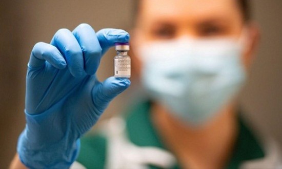 &laquo;&Beta;ό&mu;&beta;&alpha;&raquo; &alpha;&pi;ό &Epsilon;&Mu;&Alpha; &gamma;&iota;&alpha; &tau;&omicron; &epsilon;&mu;&beta;ό&lambda;&iota;&omicron;: &Nu;έ&epsilon;&sigmaf; &pi;&alpha;&rho;&epsilon;&nu;έ&rho;&gamma;&epsilon;&iota;&epsilon;&sigmaf; &sigma;&epsilon; Johnson &amp; Johnson &kappa;&alpha;&iota; AstraZeneca