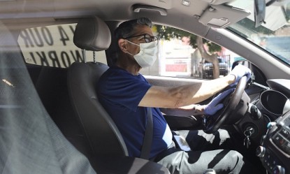 &Omicron; ή&lambda;&iota;&omicron;&sigmaf; &sigma;&kappa;&omicron;&tau;ώ&nu;&epsilon;&iota; &tau;&omicron;&nu; &kappa;&omicron;&rho;&omega;&nu;&omicron;ϊό &sigma;&tau;&omicron; &alpha;&upsilon;&tau;&omicron;&kappa;ί&nu;&eta;&tau;&omicron;;