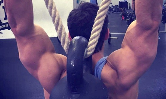 &Beta;ά&lambda;&epsilon; &sigma;&chi;&omicron;&iota;&nu;ί &sigma;&tau;&omicron; kettlebell &kappa;&alpha;&iota; &chi;&tau;ί&sigma;&epsilon; &tau;&rho;&iota;&kappa;έ&phi;&alpha;&lambda;&omicron;&upsilon;&sigmaf;