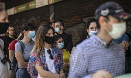 &Kappa;&omicron;&rho;&omega;&nu;&omicron;ϊό&sigmaf;: &Omicron; &Pi;&Omicron;&Upsilon; &alpha;&nu;&eta;&sigma;&upsilon;&chi;&epsilon;ί &gamma;&iota;&alpha; &tau;&eta;&nu; &alpha;ύ&xi;&eta;&sigma;&eta; &tau;&omega;&nu; &kappa;&rho;&omicron;&upsilon;&sigma;&mu;ά&tau;&omega;&nu; &sigma;&tau;&eta;&nu; &Epsilon;&upsilon;&rho;ώ&pi;&eta;