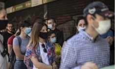 &Kappa;&omicron;&rho;&omega;&nu;&omicron;ϊό&sigmaf;: &Omicron; &Pi;&Omicron;&Upsilon; &alpha;&nu;&eta;&sigma;&upsilon;&chi;&epsilon;ί &gamma;&iota;&alpha; &tau;&eta;&nu; &alpha;ύ&xi;&eta;&sigma;&eta; &tau;&omega;&nu; &kappa;&rho;&omicron;&upsilon;&sigma;&mu;ά&tau;&omega;&nu; &sigma;&tau;&eta;&nu; &Epsilon;&upsilon;&rho;ώ&pi;&eta;