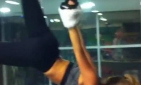 &Pi;&omicron;&iota;&alpha; &Epsilon;&lambda;&lambda;&eta;&nu;ί&delta;&alpha; &pi;&alpha;&rho;&omicron;&upsilon;&sigma;&iota;ά&sigma;&tau;&rho;&iota;&alpha; &kappa;ά&nu;&epsilon;&iota; &pi;&iota;&lambda;ά&tau;&epsilon;&sigmaf; &kappa;&alpha;&iota; &alpha;&nu;ά&beta;&epsilon;&iota; &phi;&omega;&tau;&iota;έ&sigmaf;; (photos)