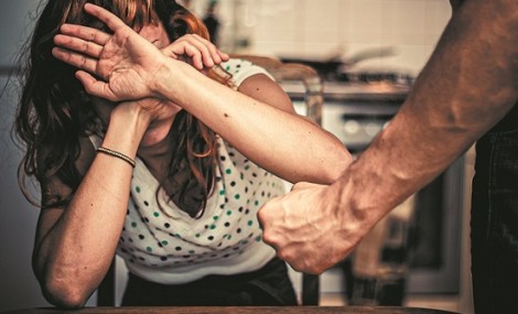 Έ&rho;&chi;&epsilon;&tau;&alpha;&iota; &tau;&omicron; panic button &gamma;&iota;&alpha; &tau;&iota;&sigmaf; &gamma;&upsilon;&nu;&alpha;ί&kappa;&epsilon;&sigmaf; - &Pi;ώ&sigmaf; &theta;&alpha; &lambda;&epsilon;&iota;&tau;&omicron;&upsilon;&rho;&gamma;&epsilon;ί