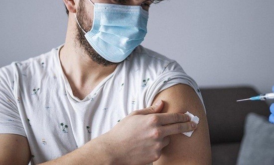 &Pi;&omega;&sigmaf; &omicron; &kappa;&omicron;&rho;&omega;&nu;&omicron;ϊό&sigmaf; &kappa;&alpha;&iota; &tau;&alpha; &epsilon;&mu;&beta;ό&lambda;&iota;&alpha; &epsilon;&pi;&eta;&rho;&epsilon;ά&zeta;&omicron;&upsilon;&nu; &tau;&omicron; &sigma;&pi;έ&rho;&mu;&alpha;