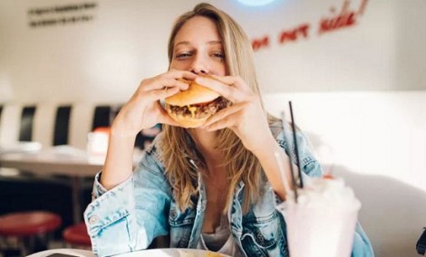 &Tau;&rho;&omega;&sigmaf; &tau;&eta; &mu;ί&alpha; fast food &kappa;&alpha;&iota; &tau;&eta;&nu; ά&lambda;&lambda;&eta; &upsilon;&gamma;&iota;&epsilon;&iota;&nu;ά; &Tau;&iota; &sigma;&upsilon;&nu;έ&pi;&epsilon;&iota;&epsilon;&sigmaf; έ&chi;&epsilon;&iota; &sigma;&tau;&omicron; &sigma;ώ&mu;&alpha; &sigma;&omicron;&upsilon;;