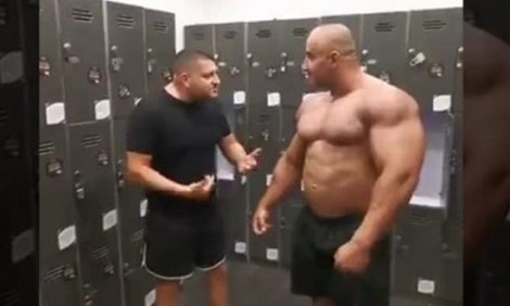 &Eta; &kappa;&alpha;&lambda;ύ&tau;&epsilon;&rho;&eta; &pi;&lambda;ά&kappa;&alpha; &sigma;&epsilon; έ&nu;&alpha;&nu; bodybuilder (video)