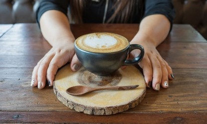 &Tau;&rho;&epsilon;&iota;&sigmaf; &kappa;&alpha;&phi;έ&delta;&epsilon;&sigmaf; &tau;&eta;&nu; &mu;έ&rho;&alpha; &kappa;ά&nu;&omicron;&upsilon;&nu; &kappa;&alpha;&lambda;ό