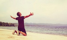 &Sigma;&epsilon; &alpha;&upsilon;&tau;έ&sigmaf; &tau;&iota;&sigmaf; &chi;ώ&rho;&epsilon;&sigmaf; &zeta;&epsilon;&iota;&sigmaf; &sigma;&alpha;&nu; &laquo;&beta;&alpha;&sigma;&iota;&lambda;&iota;ά&sigmaf;&raquo; &mu;&epsilon; &lambda;ί&gamma;&alpha; &chi;&rho;ή&mu;&alpha;&tau;&alpha;