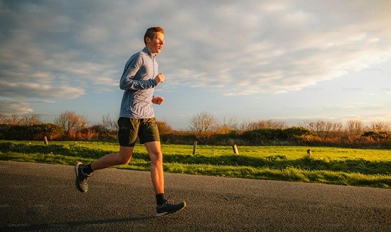 &Tau;&rho;έ&xi;&iota;&mu;&omicron; vs &pi;&epsilon;&rho;&pi;ά&tau;&eta;&mu;&alpha;, &tau;&iota; &epsilon;ί&nu;&alpha;&iota; &kappa;&alpha;&lambda;ύ&tau;&epsilon;&rho;&omicron; &gamma;&iota;&alpha; &sigma;έ&nu;&alpha;