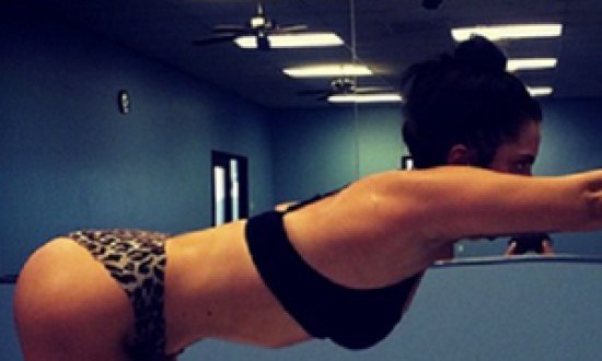 &Pi;&omicron;&iota;&alpha; &tau;&rho;&alpha;&gamma;&omicron;&upsilon;&delta;ί&sigma;&tau;&rho;&iota;&alpha; &kappa;ά&nu;&epsilon;&iota; έ&tau;&sigma;&iota; &nu;&tau;&upsilon;&mu;έ&nu;&eta; &gamma;&upsilon;&mu;&nu;&alpha;&sigma;&tau;&iota;&kappa;ή; (photo)