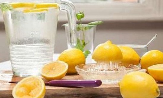 Γιατί αξίζει να πίνετε νερό με λεμόνι κάθε πρωί;
