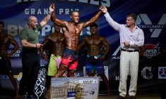 &Sigma;&tau;ά&theta;&eta;&sigmaf; &Sigma;&tau;&alpha;&theta;&alpha;&rho;ά&zwnj;&sigmaf;, &eta; &mu;&epsilon;&gamma;ά&lambda;&eta; έ&kappa;&pi;&lambda;&eta;&xi;&eta; &tau;&eta;&sigmaf; Men&rsquo;s Physique &pi;&omicron;&upsilon; &laquo;&sigma;ά&rho;&omega;&sigma;&epsilon;&raquo; &sigma;&epsilon; &Alpha;&theta;ή&nu;&alpha; &kappa;&alpha;&iota; &Theta;&epsilon;&sigma;&sigma;&alpha;&lambda;&omicron;&nu;ί&kappa;&eta;