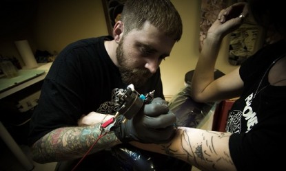 Σκέφτεσαι να κάνεις τατουάζ; Μάθε τα 5 σημεία όπου πονάει περισσότερο!