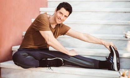 O... &alpha;&gamma;&omicron;&upsilon;&rho;&omicron;&xi;&upsilon;&pi;&nu;&eta;&mu;έ&nu;&omicron;&sigmaf; &Sigma;ά&kappa;&eta;&sigmaf; &Rho;&omicron;&upsilon;&beta;ά&sigmaf; &mu;&alpha;&sigmaf; έ&delta;&epsilon;&iota;&xi;&epsilon; &tau;&omicron; &upsilon;&gamma;&iota;&epsilon;&iota;&nu;ό &pi;&rho;&omega;&iota;&nu;ό &tau;&omicron;&upsilon; (video)