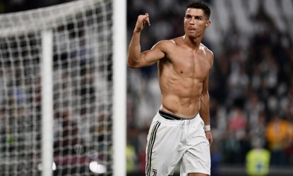 &Gamma;&iota;&alpha;&tau;ί &omicron; Cristiano Ronaldo &alpha;&rho;&nu;&epsilon;ί&tau;&alpha;&iota; &nu;&alpha; &chi;&tau;&upsilon;&pi;ή&sigma;&epsilon;&iota; &tau;&alpha;&tau;&omicron;&upsilon;ά&zeta;