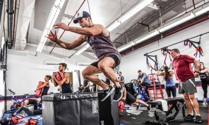 F45: &Eta; fitness &mu;ό&delta;&alpha; &pi;&omicron;&upsilon; &kappa;ά&nu;&epsilon;&iota; &theta;&rho;&alpha;ύ&sigma;&eta;