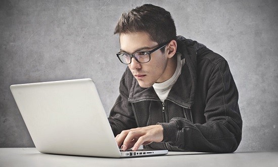 &Tau;&omicron; 45% &tau;&omega;&nu; &Epsilon;&lambda;&lambda;ή&nu;&omega;&nu; &epsilon;ί&nu;&alpha;&iota; &sigma;&tau;&alpha; social media