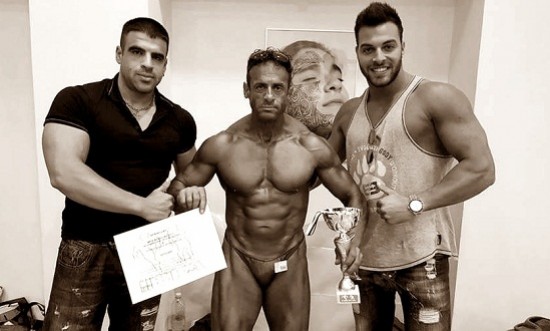 Έ&phi;&upsilon;&gamma;&epsilon; &alpha;&pi;ό &tau;&eta; &zeta;&omega;ή &omicron; &Sigma;&upsilon;&rho;&iota;&alpha;&nu;ό&sigmaf; &alpha;&theta;&lambda;&eta;&tau;ή&sigmaf; &tau;&omicron;&upsilon; bodybuilding, &Kappa;&omicron;&sigma;&mu;ά&sigmaf; &Kappa;&omicron;&sigma;&kappa;&iota;&nu;ά&sigmaf;