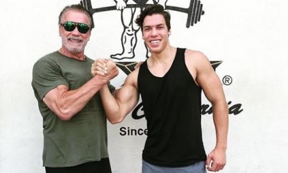 O &gamma;&iota;&omicron;&sigmaf; &tau;&omicron;&upsilon; Schwarzenegger &beta;&alpha;&delta;ί&zeta;&epsilon;&iota; &sigma;&tau;&alpha; &chi;&nu;ά&rho;&iota;&alpha; &tau;&omicron;&upsilon; &pi;&alpha;&tau;έ&rho;&alpha; &kappa;&alpha;&iota; &gamma;ί&nu;&epsilon;&tau;&alpha;&iota;&hellip; &theta;&eta;&rho;ί&omicron;!