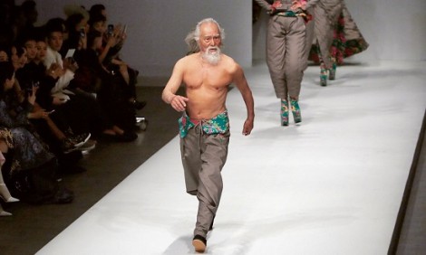 Το γηραιότερο μοντέλο της Κίνας, ετών 81, βρίσκεται σε απίστευτη φυσική κατάσταση!