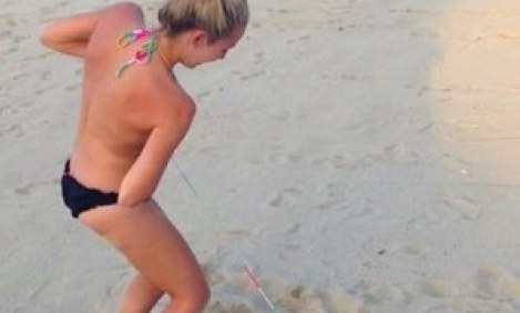 &Pi;&omicron;&lambda;ύ &gamma;έ&lambda;&iota;&omicron;: &Tau;&eta;&nu;... έ&gamma;&delta;&upsilon;&sigma;&epsilon; &tau;&omicron; &sigma;&kappa;&upsilon;&lambda;ά&kappa;&iota; &tau;&eta;&sigmaf;! (VIDEO)