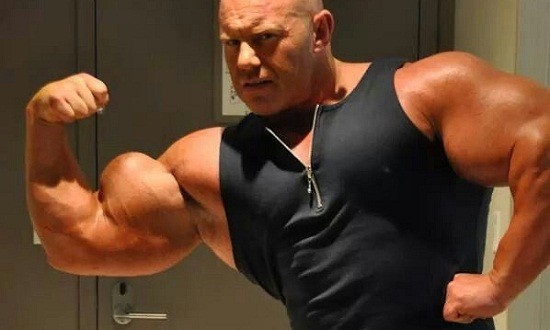 &Sigma;&Omicron;&Kappa;: &Pi;έ&theta;&alpha;&nu;&epsilon; bodybuilder &epsilon;&nu;ώ έ&pi;&alpha;&iota;&zeta;&epsilon; &mu;&pi;&iota;&lambda;&iota;ά&rho;&delta;&omicron;!