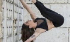 &Eta; &delta;&eta;&mu;&omicron;&sigma;&iota;&omicron;&gamma;&rho;ά&phi;&omicron;&sigmaf; &laquo;&phi;&omega;&tau;&iota;ά&raquo; &pi;&omicron;&upsilon; &lambda;&alpha;&tau;&rho;&epsilon;ύ&epsilon;&iota; &tau;&omicron; pole dancing!