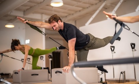 Pilates: 12 &tau;&rho;ό&pi;&omicron;&iota; &pi;&omicron;&upsilon; &omega;&phi;&epsilon;&lambda;&epsilon;ί &tau;&omicron; &sigma;ώ&mu;&alpha; - &Kappa;&alpha;&iota; ό&chi;&iota; &mu;ό&nu;&omicron;