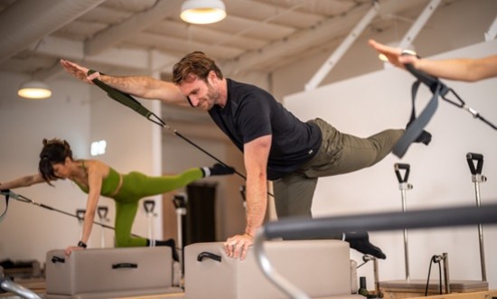 Pilates: 12 &tau;&rho;ό&pi;&omicron;&iota; &pi;&omicron;&upsilon; &omega;&phi;&epsilon;&lambda;&epsilon;ί &tau;&omicron; &sigma;ώ&mu;&alpha; - &Kappa;&alpha;&iota; ό&chi;&iota; &mu;ό&nu;&omicron;