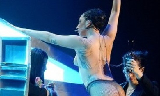 Ξεγυμνώθηκε στη σκηνή η Lady Gaga! (ΦΩΤΟ)