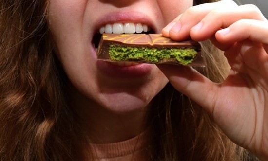 Dubai Chocolate: O &gamma;&lambda;&upsilon;&kappa;ό&sigmaf; &pi;&epsilon;&iota;&rho;&alpha;&sigma;&mu;ό&sigmaf; &pi;&omicron;&upsilon; &epsilon;&nu;&omicron;&chi;&lambda;&epsilon;ί &tau;&omicron; &pi;&epsilon;&pi;&tau;&iota;&kappa;ό &kappa;&alpha;&iota; &alpha;&nu;&epsilon;&beta;ά&zeta;&epsilon;&iota; &tau;&omicron; &sigma;ά&kappa;&chi;&alpha;&rho;&omicron;