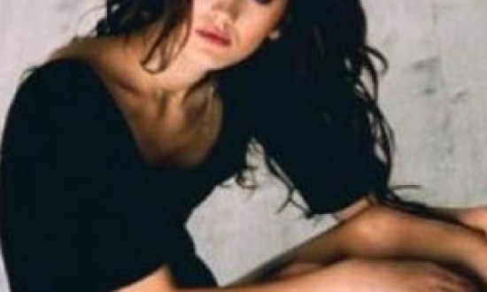 &Eta; &Sigma;&kappa;&lambda;&epsilon;&nu;&alpha;&rho;ί&kappa;&omicron;&beta;&alpha; &tau;&rho;ώ&epsilon;&iota; &tau;&eta; &sigma;&kappa;ό&nu;&eta; &tau;&eta;&sigmaf; - &Eta; 18&chi;&rho;&omicron;&nu;&eta; &Rho;&omega;&sigma;ί&delta;&alpha; &kappa;&alpha;&lambda;&lambda;&omicron;&nu;ή &mu;&epsilon; &tau;&alpha; &mu;&alpha;&kappa;&rho;ύ&tau;&epsilon;&rho;&alpha; &pi;ό&delta;&iota;&alpha; [&epsilon;&iota;&kappa;ό&nu;&epsilon;&sigmaf;]