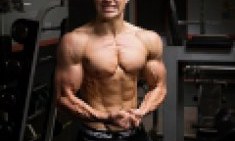 &Alpha;&pi;ό &sigma;&chi;&epsilon;&delta;ό&nu;... &alpha;&nu;ά&pi;&eta;&rho;&omicron;&sigmaf; &sigma;&tau;&alpha; &laquo;&sigma;&alpha;&lambda;ό&nu;&iota;&alpha;&raquo; &tau;&omicron;&upsilon; bodybuilding