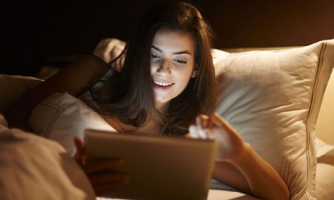 &Omicron;&iota; &gamma;&upsilon;&nu;&alpha;ί&kappa;&epsilon;&sigmaf; &beta;&lambda;έ&pi;&omicron;&upsilon;&nu; &pi;&epsilon;&rho;&iota;&sigma;&sigma;ό&tau;&epsilon;&rho;&omicron; &pi;&omicron;&rho;&nu;ό &alpha;&pi;ό &tau;&omicron;&upsilon;&sigmaf; ά&nu;&tau;&rho;&epsilon;&sigmaf;