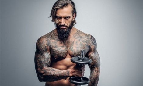 Έχετε τατουάζ και γυμνάζεστε; Έτσι επηρεάζετε το κορμί σας