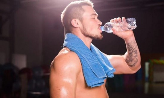 &Pi;ό&sigma;&omicron; &nu;&epsilon;&rho;ό &chi;&rho;&epsilon;&iota;ά&zeta;&epsilon;&tau;&alpha;&iota; &tau;&omicron; &sigma;ώ&mu;&alpha; &sigma;&epsilon; &kappa;ά&theta;&epsilon; &eta;&lambda;&iota;&kappa;ί&alpha;