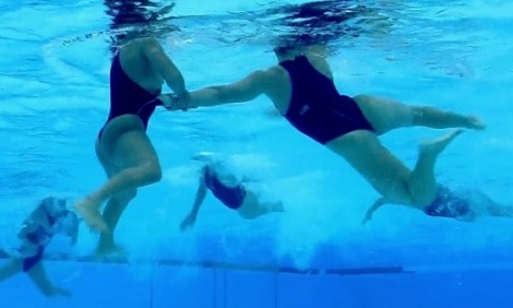 Ένα φοβερό βίντεο που αποκαλύπτει όσα συμβαίνουν μέσα στο νερό σε αγώνα πόλο γυναικών!
