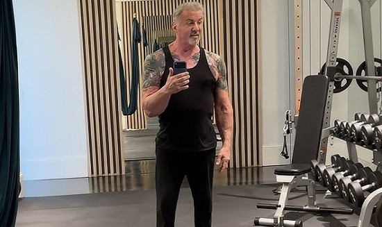 &Pi;&omicron;&iota;&alpha; &gamma;&upsilon;&mu;&nu;&alpha;&sigma;&tau;&iota;&kappa;ή &kappa;ά&nu;&epsilon;&iota; &omicron; Sylvester Stallone &sigma;&tau;&alpha; 79 &tau;&omicron;&upsilon;